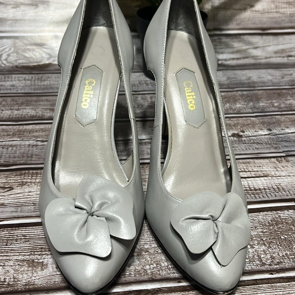 Calico Women's Gray Heels with Bow Detail and side cut out. Size 7.5 - Picture 8 of 11
